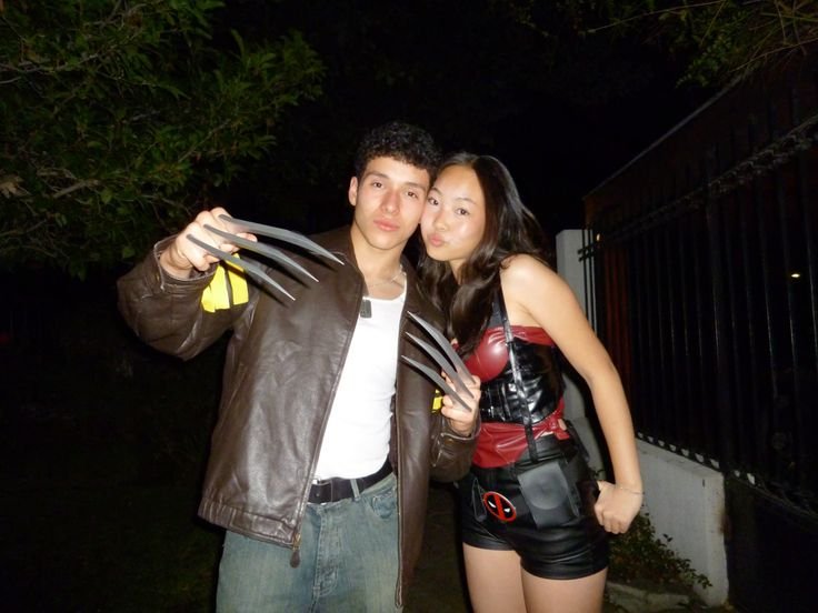 Pareja disfrazada de Lobezno y una superheroína
