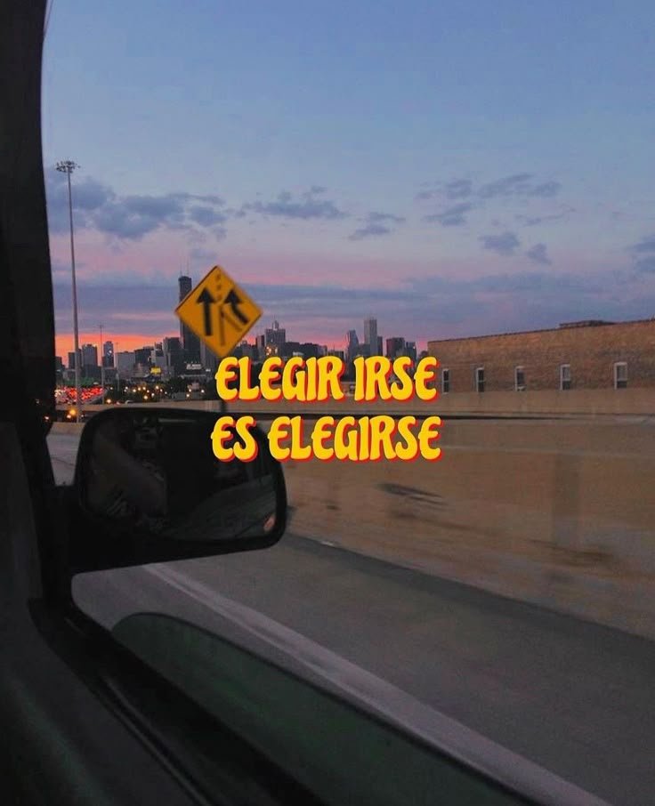 Frase sobre irse escrita sobre una foto desde el coche