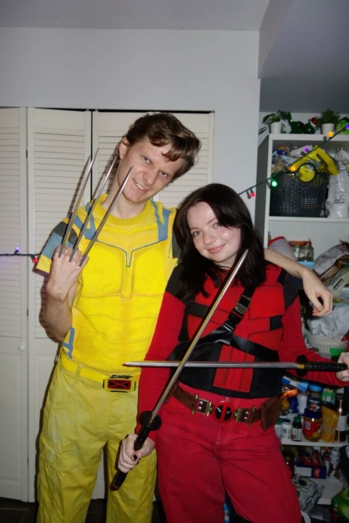 Pareja disfrazada de Kill Bill y Deadpool