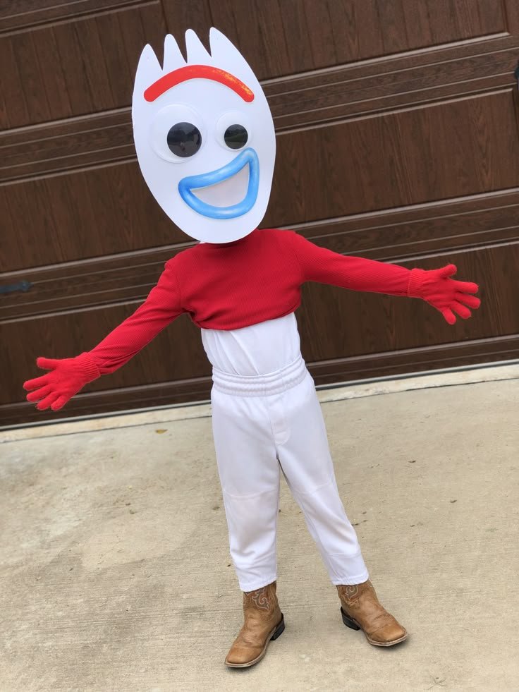 Niño disfrazado de Forky de Toy Story