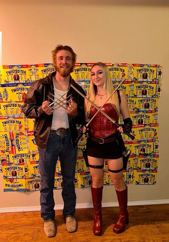 Pareja disfrazada de personajes de cómic
