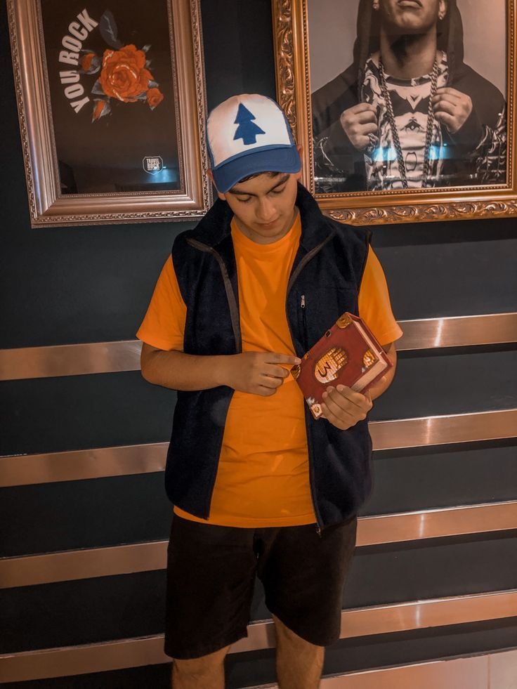 Disfraz de personaje de dibujos con gorra y chaleco