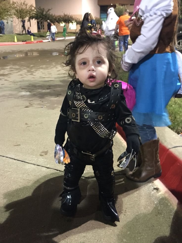 Niño disfrazado con traje negro y detalles plateados
