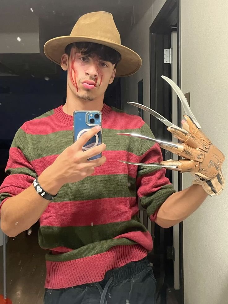 Disfraz de Freddy Krueger con jersey de rayas y garras