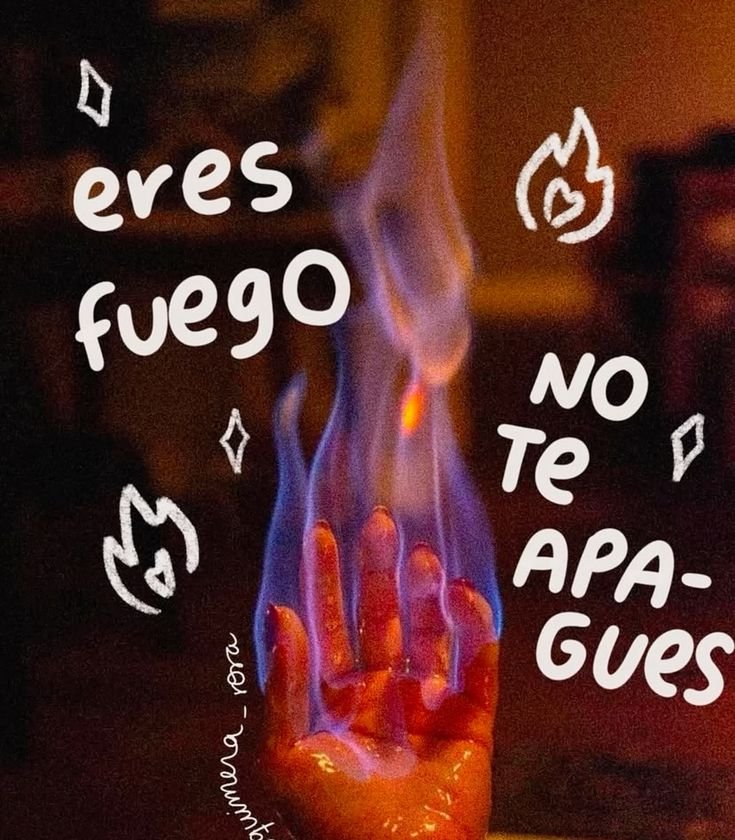 Frase sobre una foto de una mano con fuego de colores