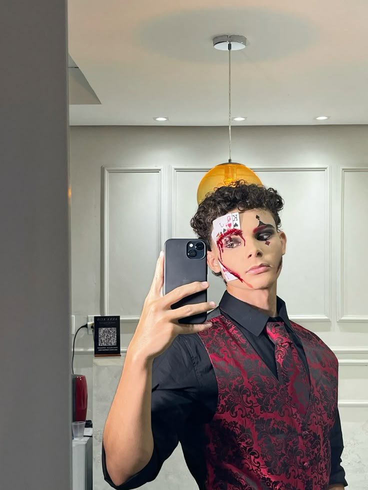 Disfraz de vampiro con chaleco rojo y maquillaje