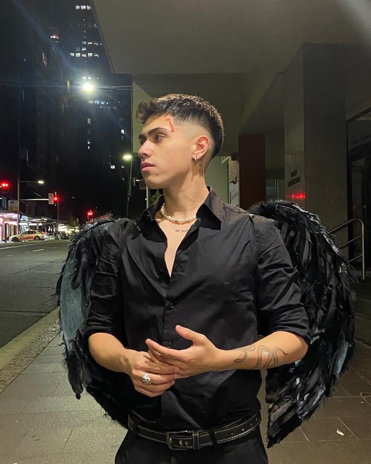 Disfraz de ángel oscuro con camisa negra y alas negras