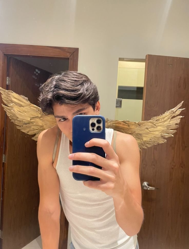 Disfraz de ángel con alas doradas