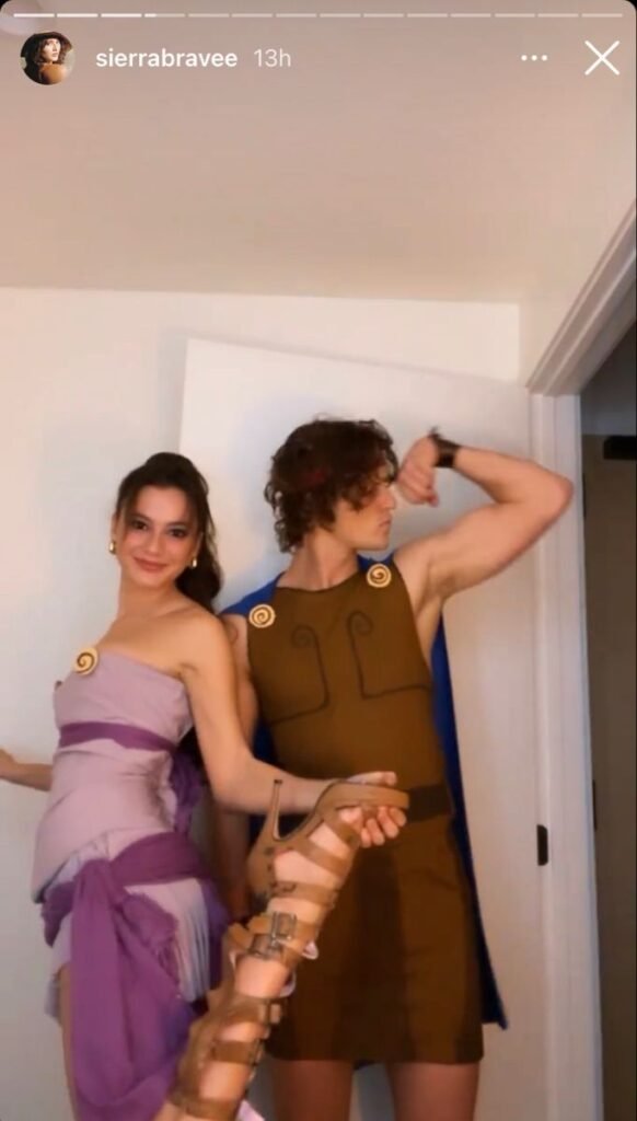 Pareja disfrazada con vestidos de colores