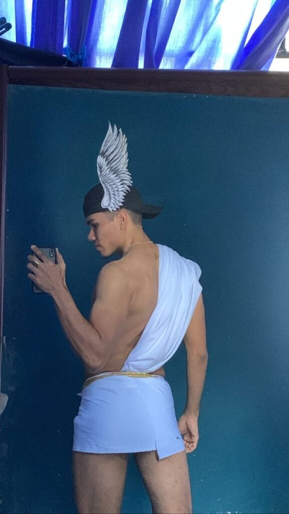 Disfraz de ángel visto de espaldas con alas