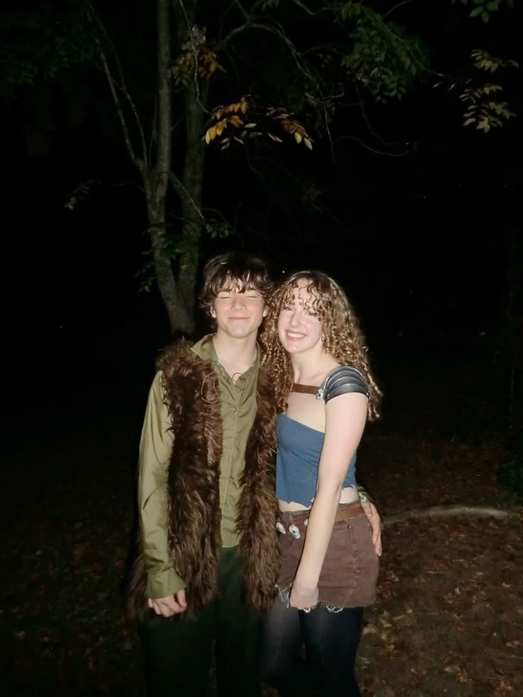 Pareja disfrazada de personajes del bosque