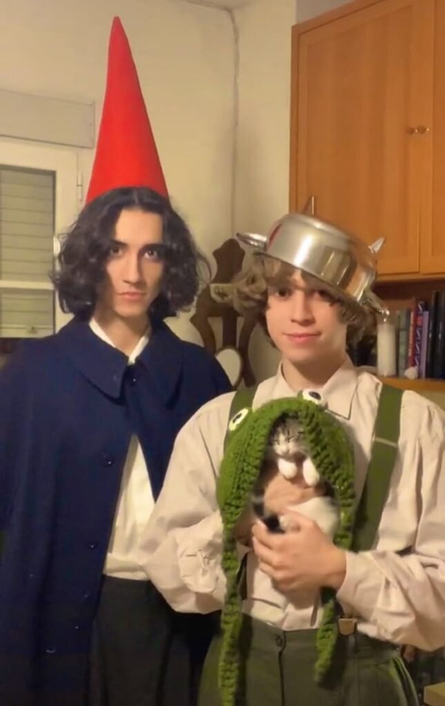 Dos chicos disfrazados de personajes de cuento