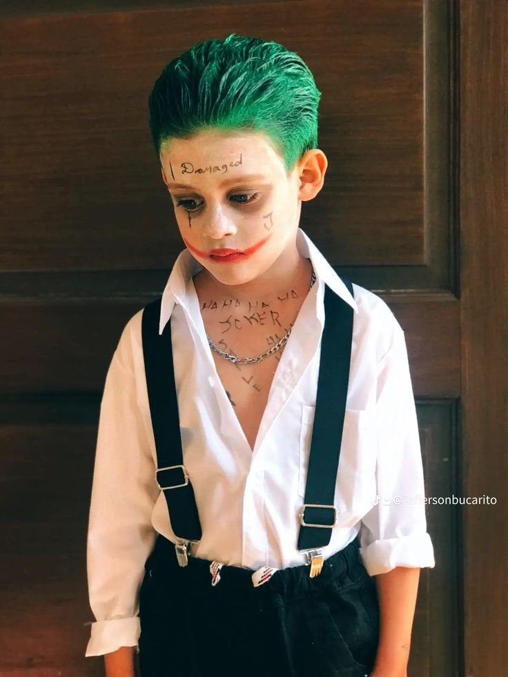 Niño disfrazado de Joker con maquillaje y tirantes