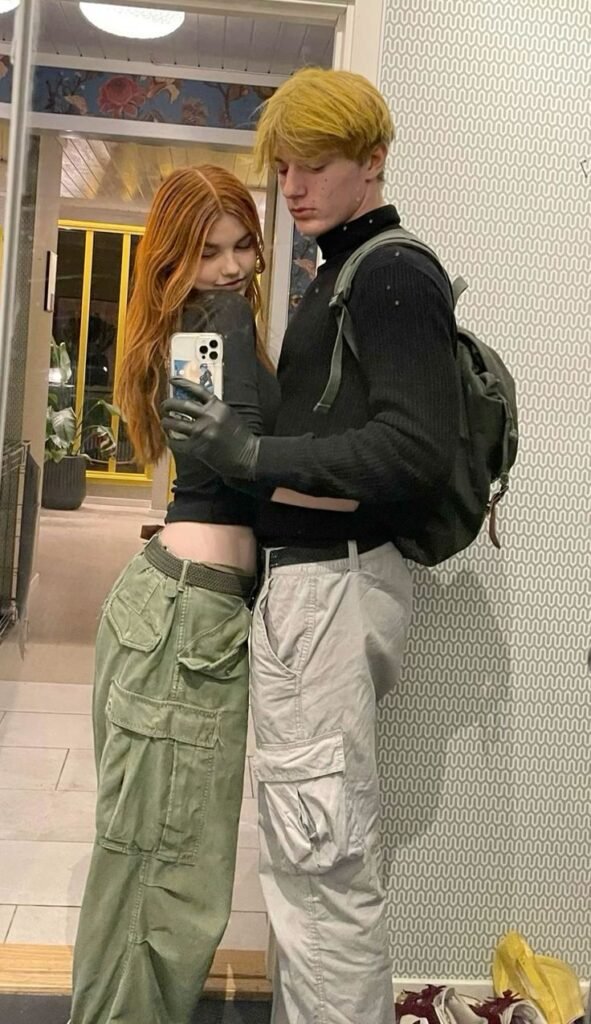 Pareja disfrazada con pantalones cargo a juego