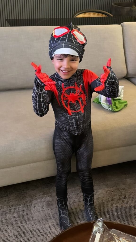 Niño disfrazado de Spiderman negro y rojo