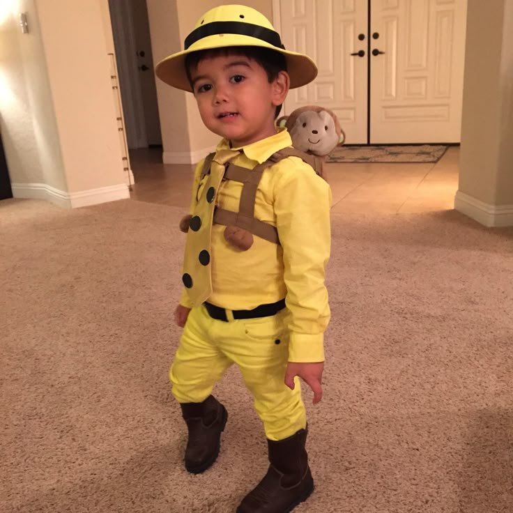 Niño disfrazado de explorador con sombrero amarillo