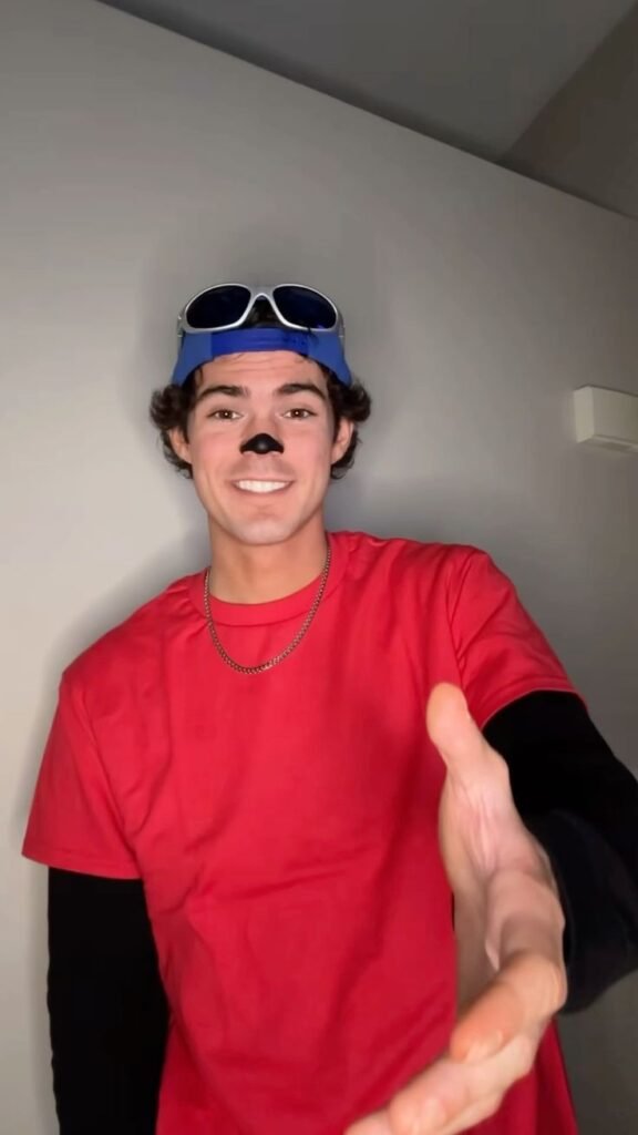 Disfraz de personaje de videojuego con camiseta roja y gafas