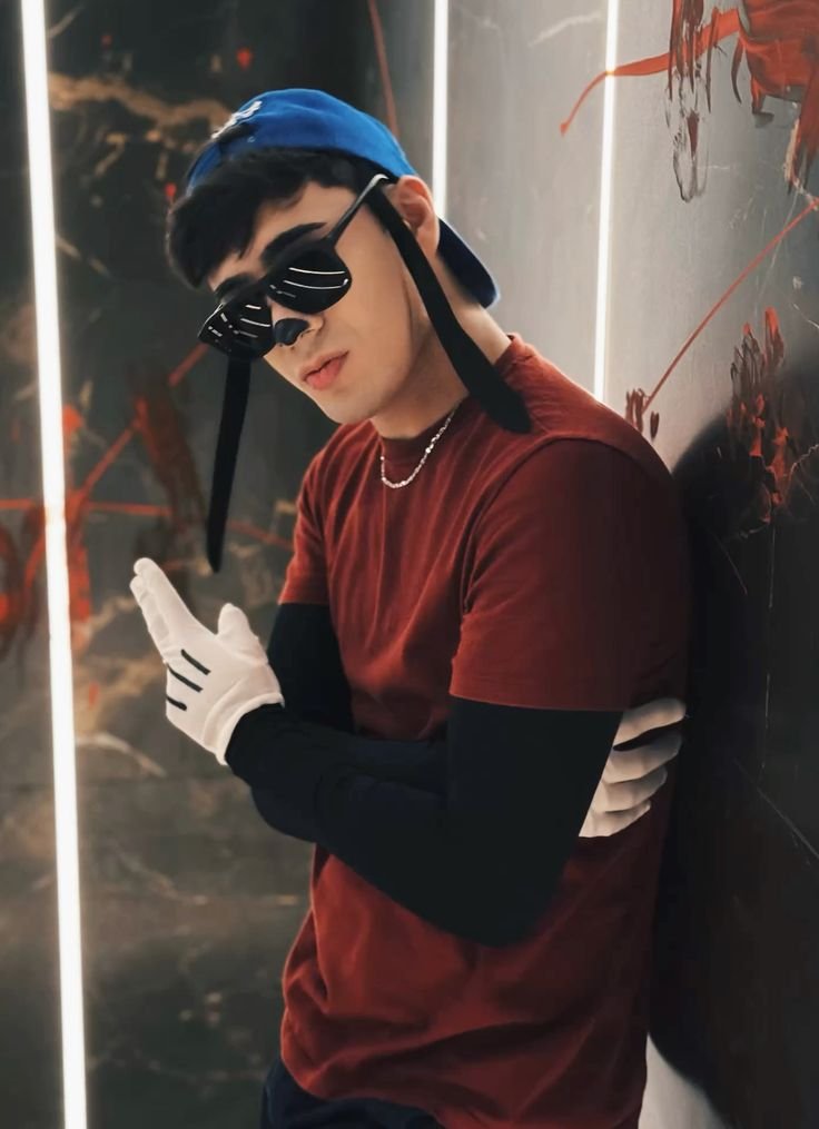 Disfraz de personaje de dibujos con gorra y guantes blancos