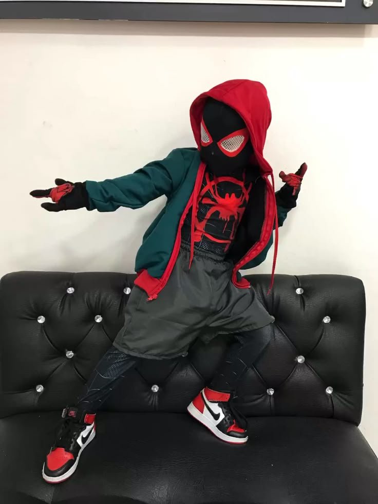 Niño disfrazado de Spiderman con sudadera con capucha