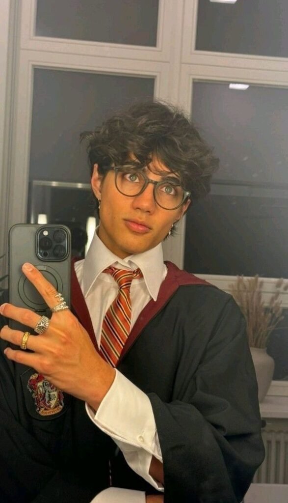 Disfraz de estudiante de Hogwarts con corbata y gafas