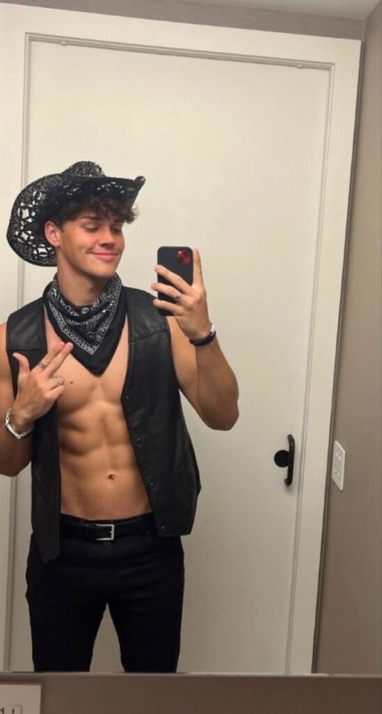 Disfraz de forajido con sombrero negro y pañuelo