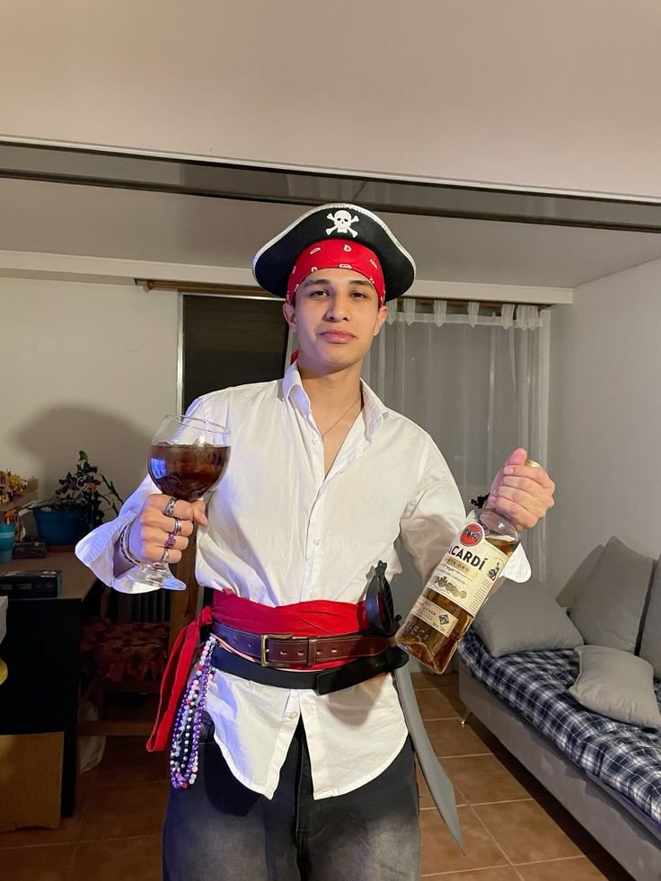 Disfraz de pirata con camisa blanca y fajín rojo