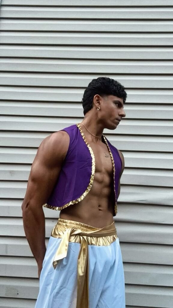 Disfraz de faraón con pantalón azul y cinturón dorado