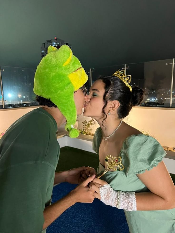 Pareja disfrazada con peto vaquero y camiseta amarilla