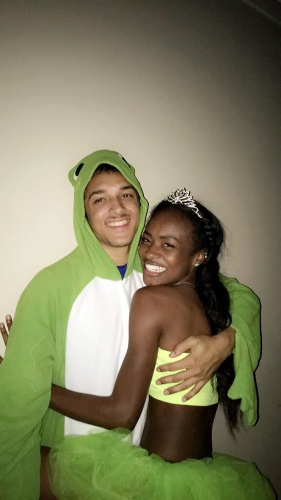 Pareja disfrazada de Tiana y el príncipe rana