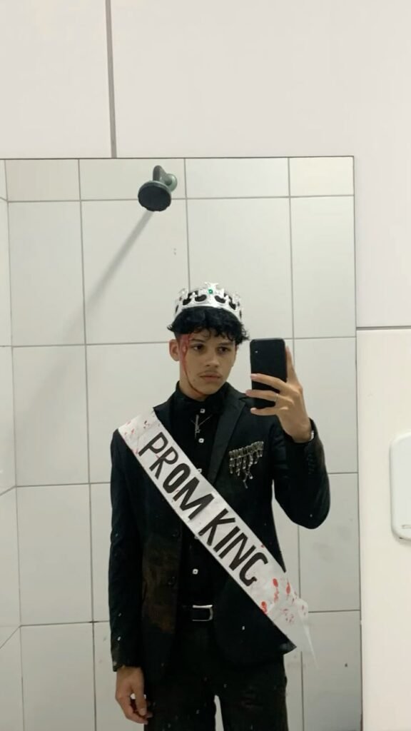 Disfraz de rey del baile con banda y corona