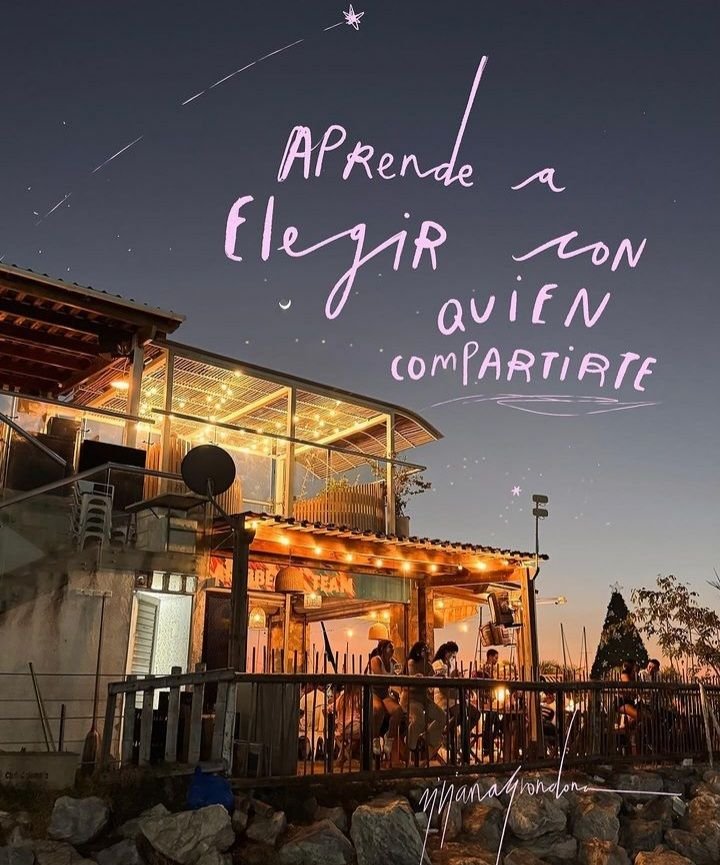 Frase escrita a mano sobre una foto de un bar al atardecer