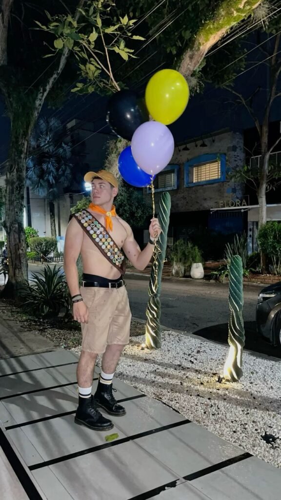Disfraz de explorador con globos de colores