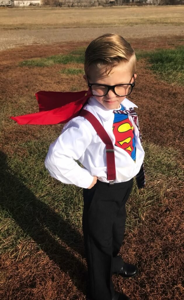 Niño disfrazado de superhéroe con camisa y capa