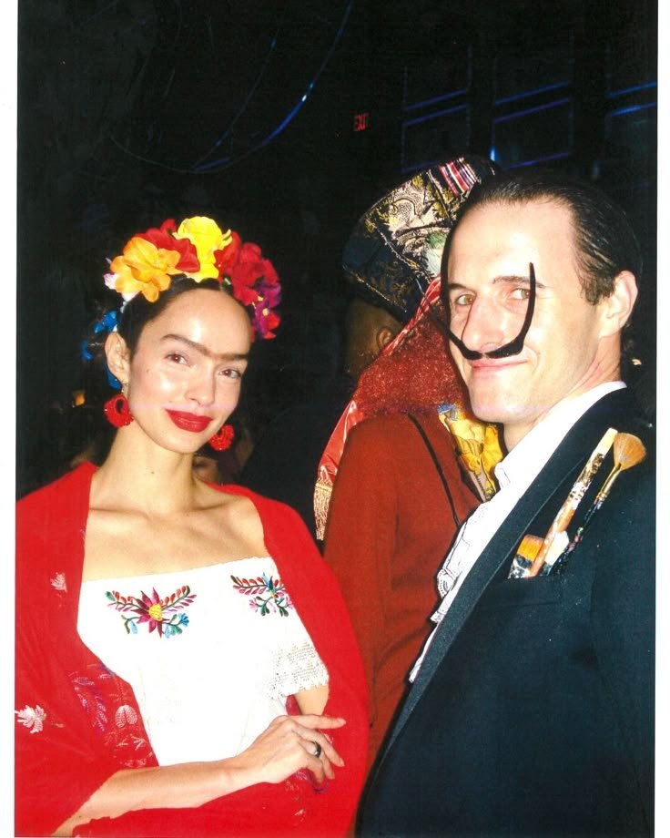 Pareja disfrazada de Frida Kahlo y Dalí