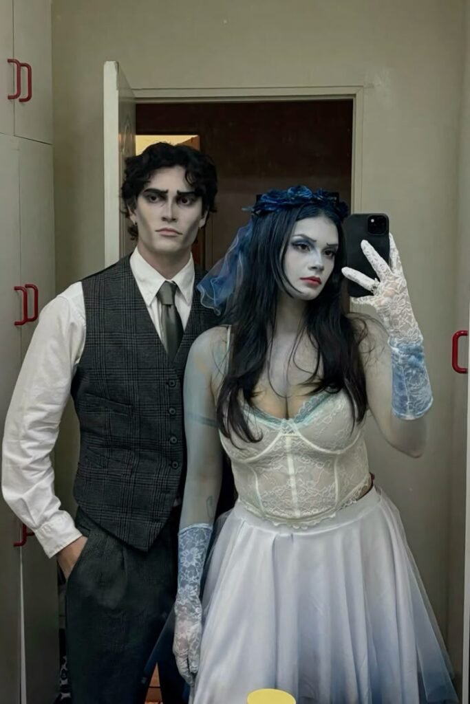 Pareja disfrazada de novios góticos