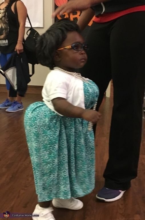Niña disfrazada con vestido verde de época