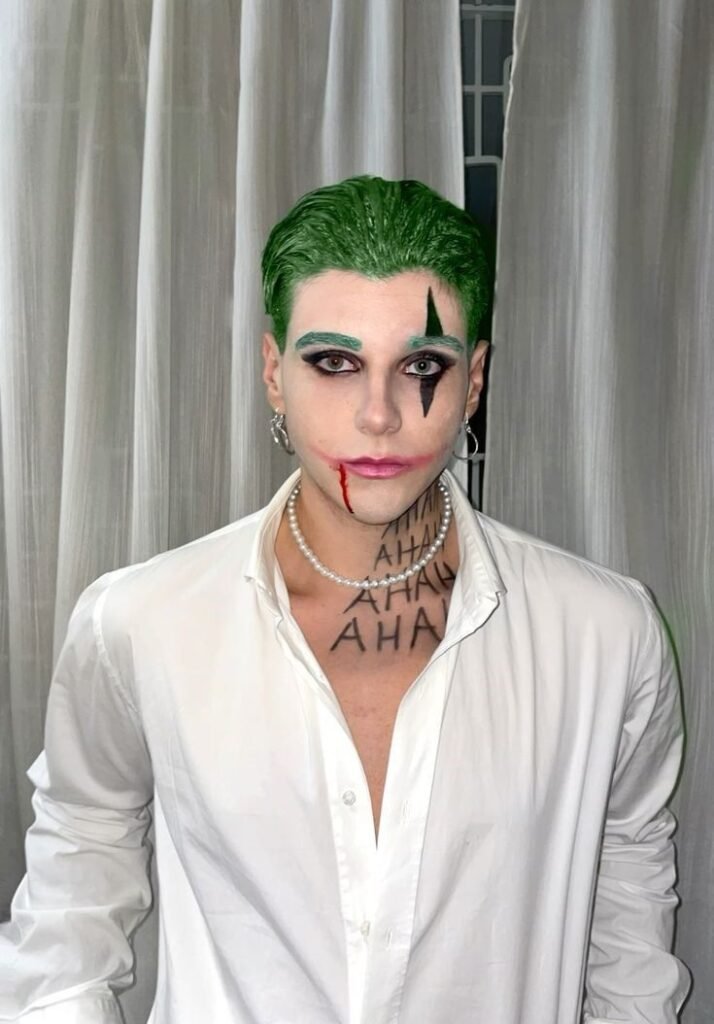 Disfraz del Joker con maquillaje y pelo verde