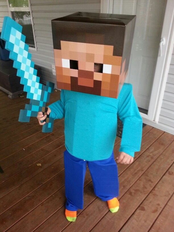 Niño disfrazado de personaje de Minecraft con casco de cartón