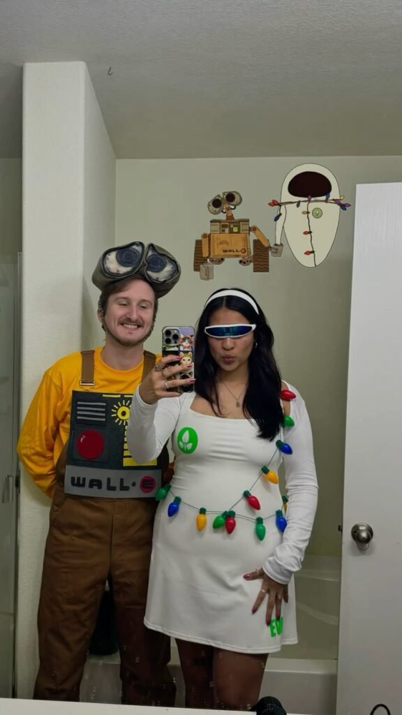Pareja disfrazada de Wall-E y Eva