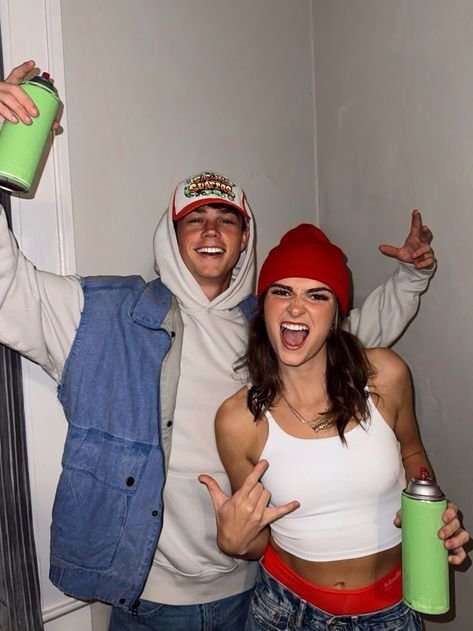 Pareja disfrazada con sudaderas y gorras