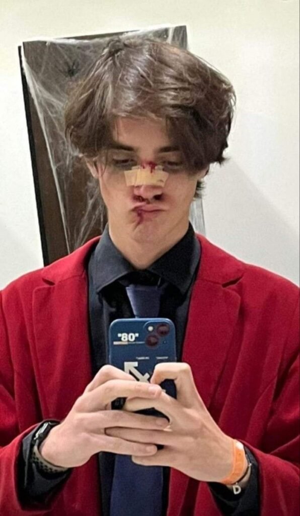 Disfraz de vampiro con chaqueta roja y colmillos