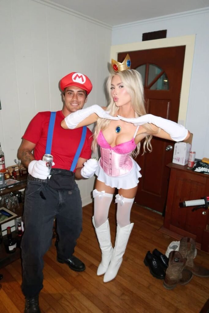 Pareja disfrazada de Mario y la princesa Peach