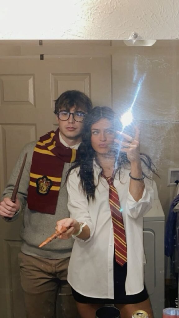 Pareja disfrazada de estudiantes de Hogwarts