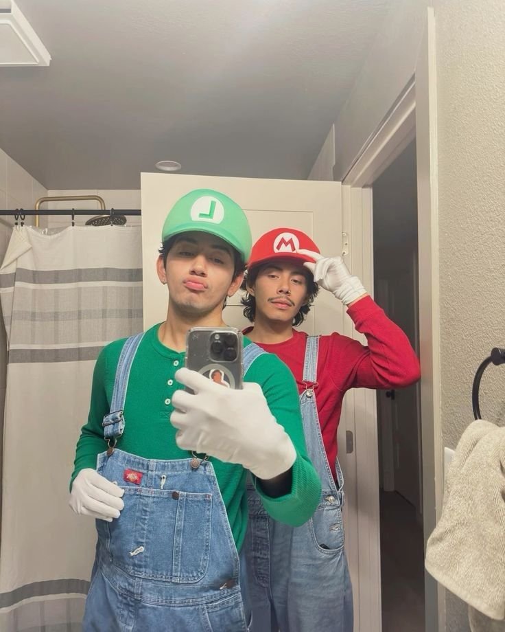 Dos chicos disfrazados de Mario y Luigi