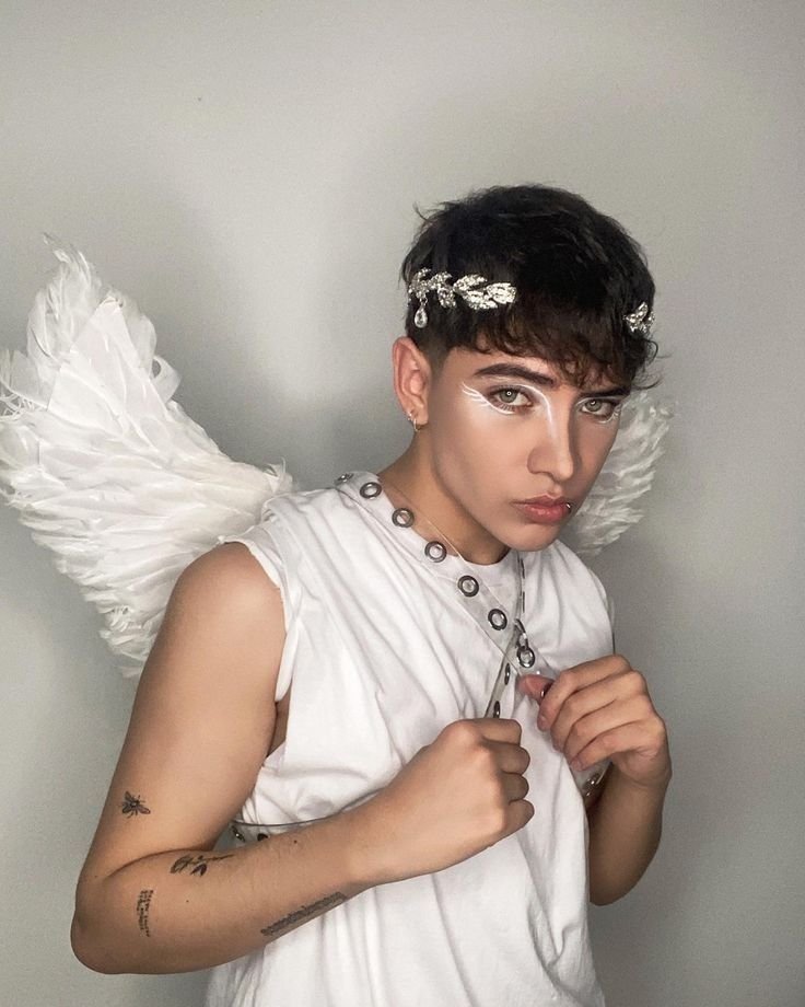 Disfraz de ángel con túnica blanca y corona de flores