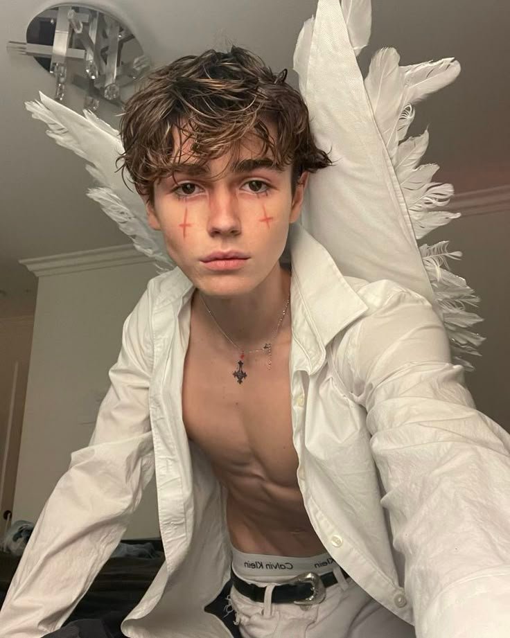 Disfraz de ángel caído con camisa blanca abierta y alas