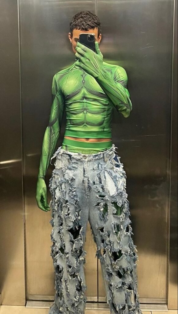 Disfraz de Hulk con maquillaje verde y pantalón roto