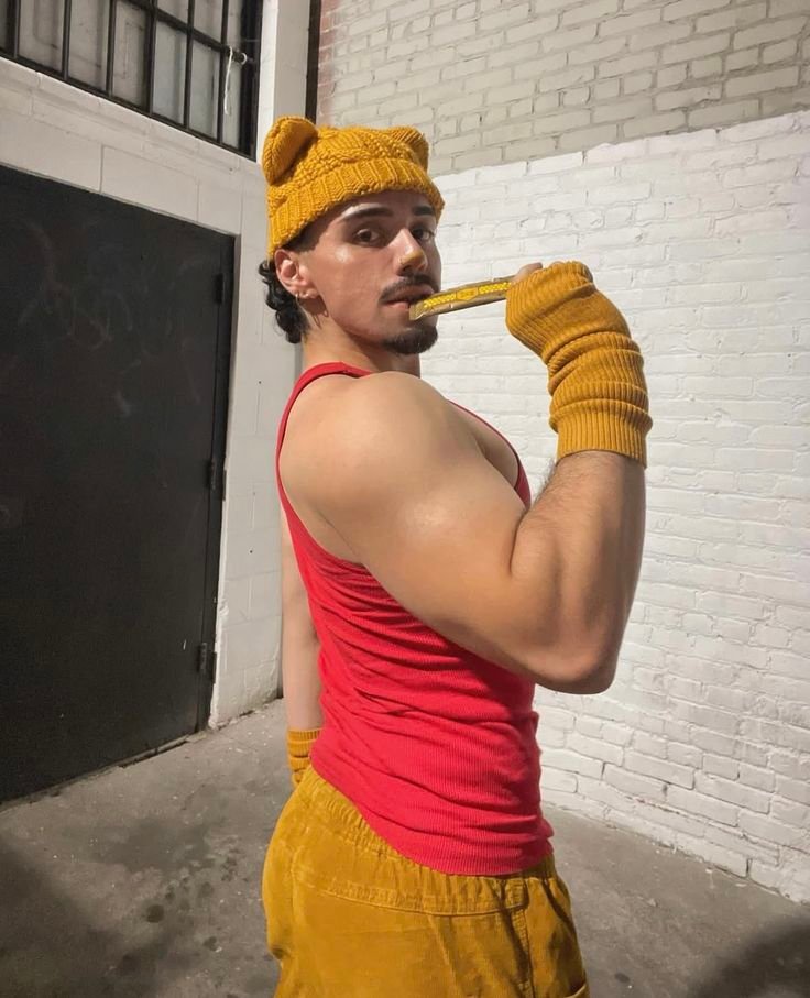 Disfraz de personaje de videojuego con gorro y camiseta roja
