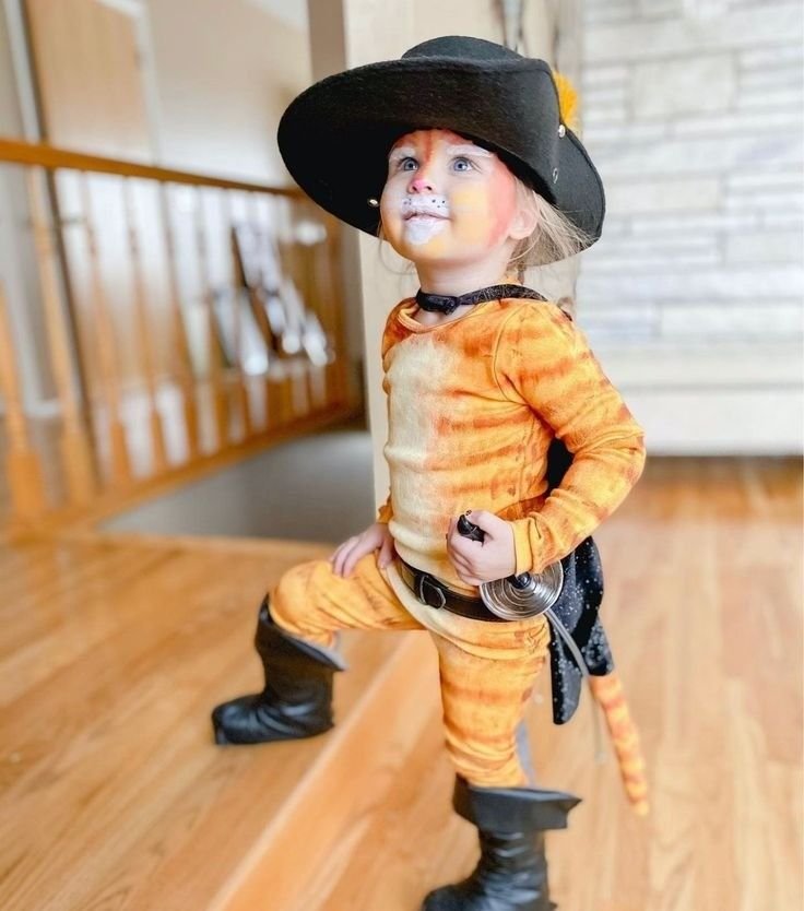 Niño disfrazado de tigre con sombrero y botas