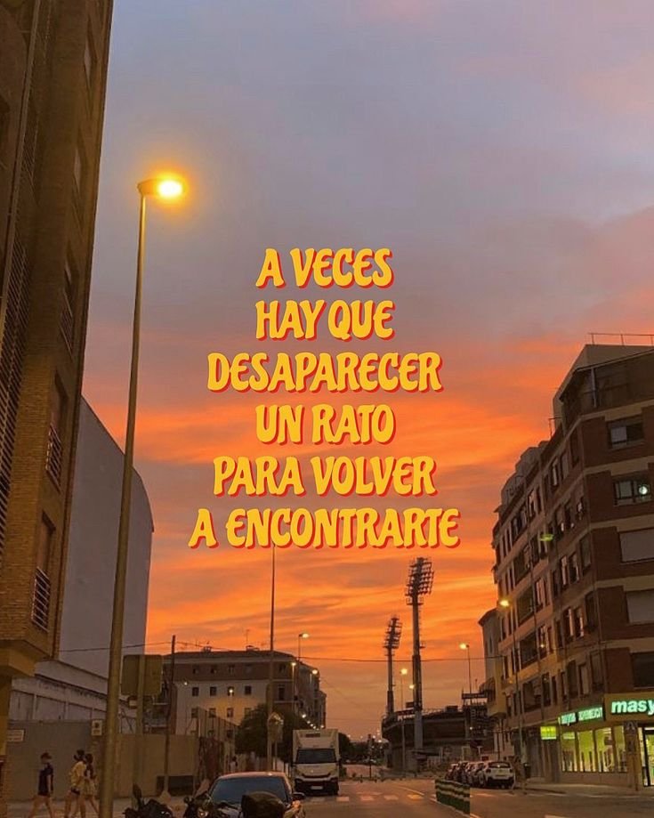 Frase sobre desaparecer un rato escrita sobre un atardecer urbano